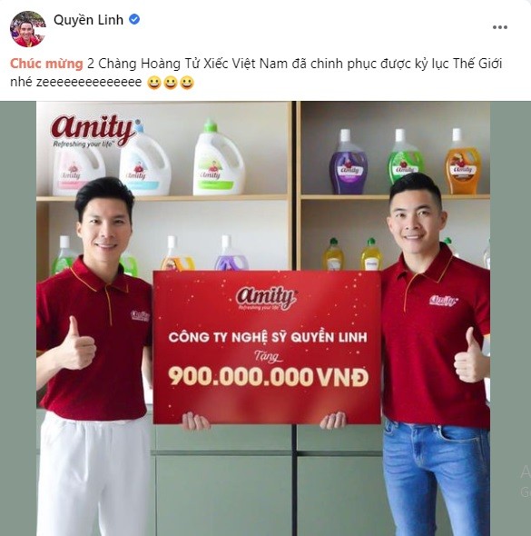 Quốc Nghiệp và Quốc Cơ nhận thưởng từ MC Quyền Linh. Ảnh internet Quốc Nghiệp và Quốc Cơ nhận thưởng từ MC Quyền Linh. Ảnh internet
