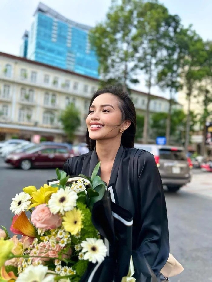 Ngọc Châu diện đồ kín đáo sau khi bị bóc phốt trùng tu nhan sắc. Ảnh internet