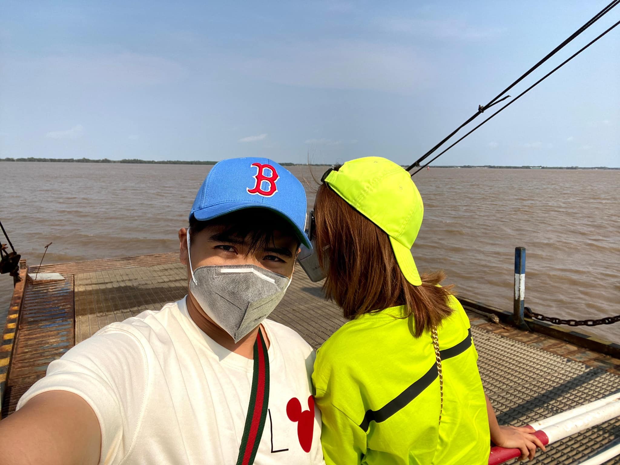 Dù úp mở nhưng không ai là không nhận ra cô gái kia là nàng hậu xinh đẹp. Ảnh internet