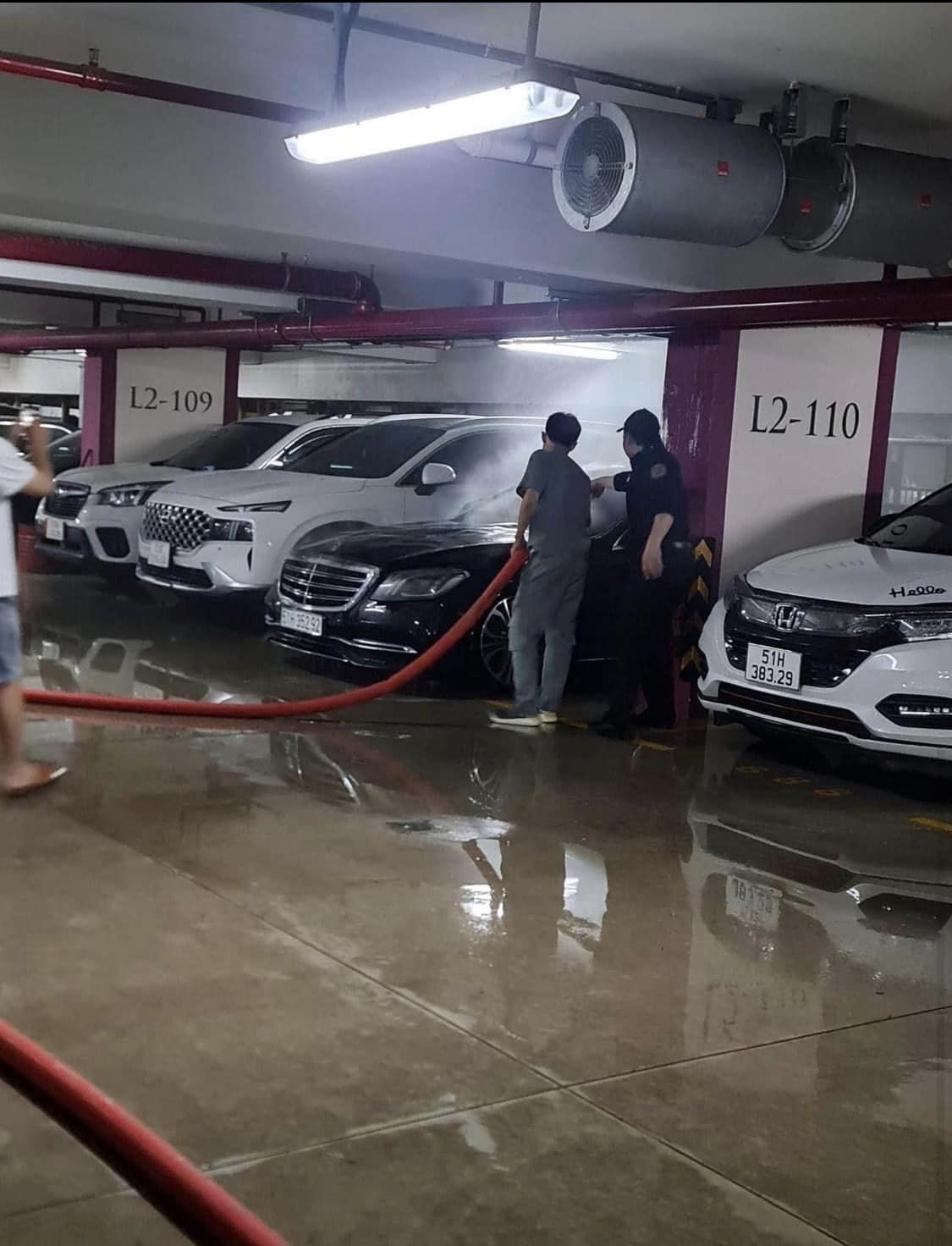 Chiếc xế sang của ca sĩ Duy Mạnh bốc cháy và kịp thời được xử lý. Ảnh internet