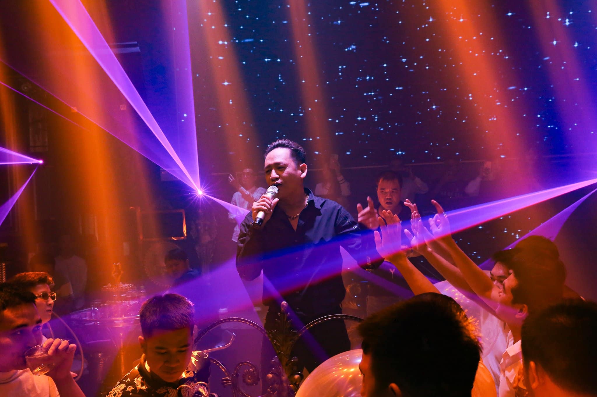 Ca sĩ Duy Mạnh hoảng hốt khi vừa đi diễn xa nhà đã nhận tin dữ - Ảnh 1