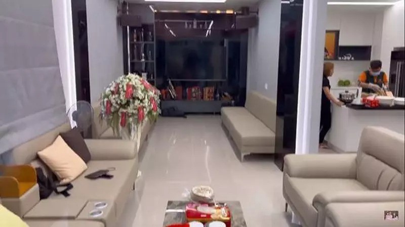 Danh hài Việt Hương chứng tỏ độ giàu nhất nhì showbiz, khoe biệt thự mới xa hoa - Ảnh 1 Danh hài Việt Hương chứng tỏ độ giàu nhất nhì showbiz, khoe biệt thự mới xa hoa - Ảnh 1