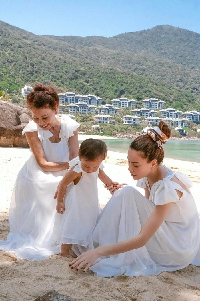 Bà Ngọc Hương cũng là người phụ nữ khá điệu đà và thích làm đẹp cùng con gái. Ảnh internet