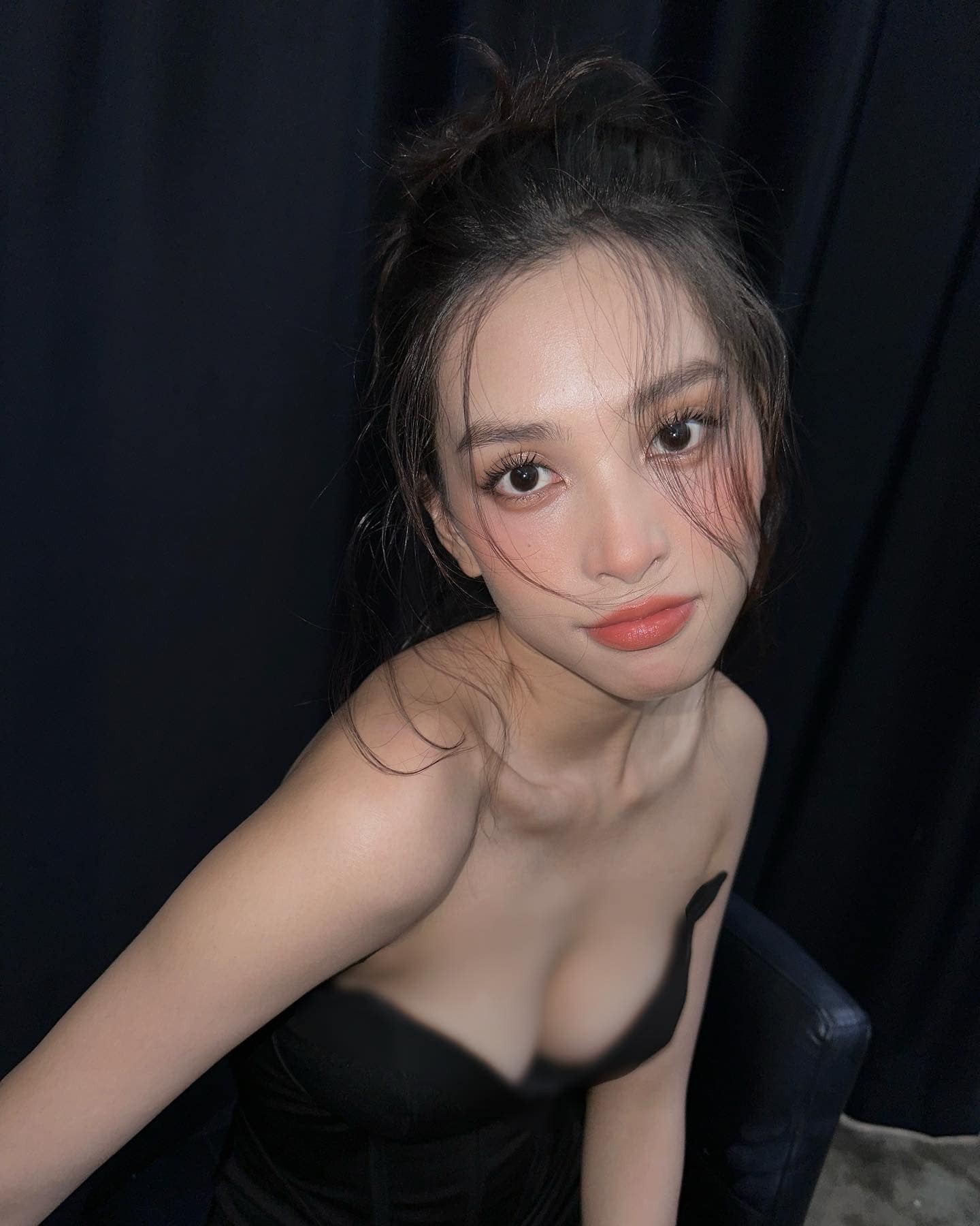 'Bà trùm hoa hậu' Phạm Kim Dung cũng đã chia sẻ về nhan sắc của Tiểu Vy khi cho rằng Tiểu Vy là nàng hậu sở hữu nhan sắc “ngàn năm có một'. Ảnh internet