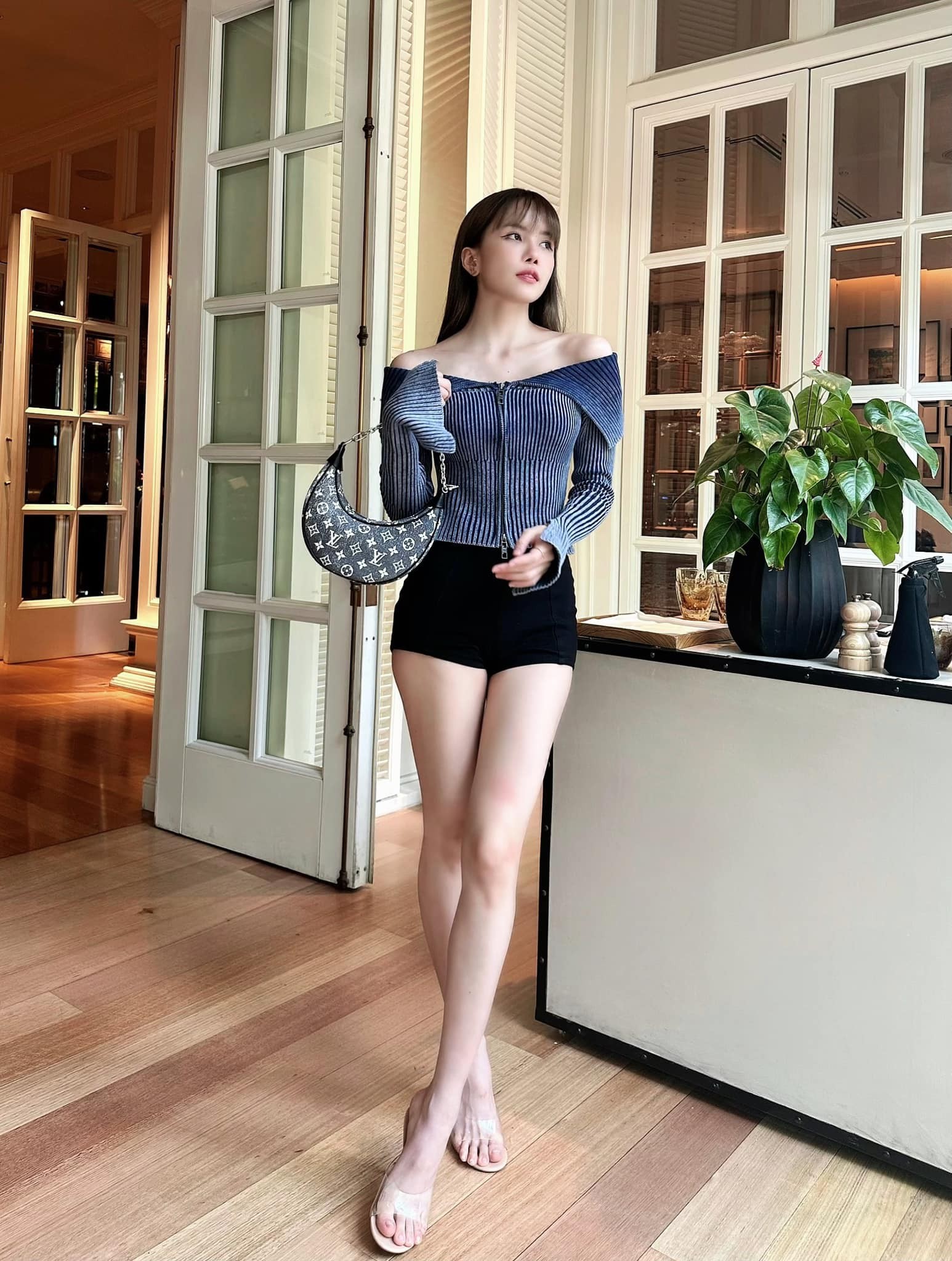 Thiều Bảo Trâm khoe đôi chân dài thẳng tắp khiến ai nấy trầm trồ. Ảnh internet