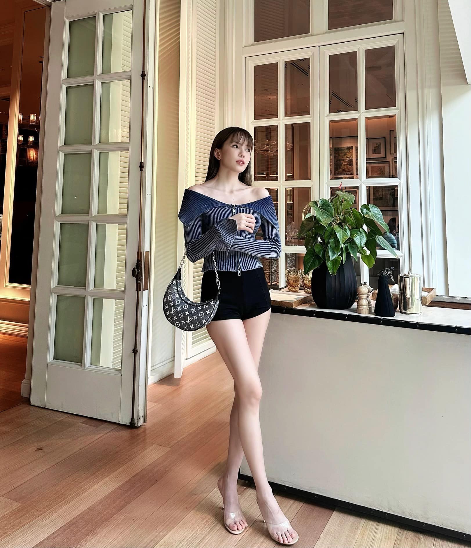 Thiều Bảo Trâm khoe chân dài thẳng tắp khiến CDM trầm trồ - Ảnh 1