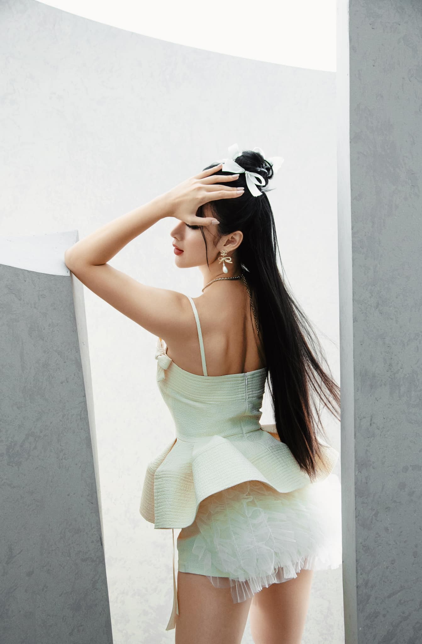 Sở hữu lưng trần hoàn hảo, Angela Phương Trinh rất chịu khó mặc đồ hở. Ảnh internet