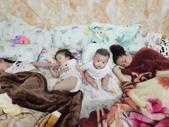 Mẹ và hai chị đang say giấc chỉ còn mỗi cậu út là thức chờ ba Lê Dương Bảo Lâm. Ảnh internet