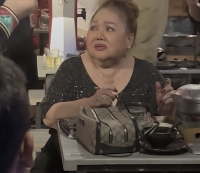 Khi các đồng nghiệp lên sân khấu nhảy hát thì NSND Ngọc Giàu lủi thủi ngồi một mình với vẻ mặt bất lực. Ảnh internet