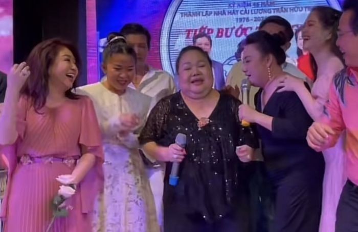 Sau đó, nữ nghệ sĩ được đồng nghiệp kéo lên sân khấu. Ảnh internet