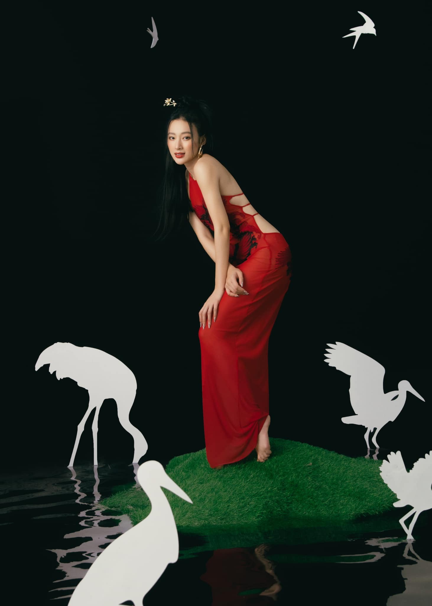 Video Angela Phương Trinh tạo dáng 7749 tư thế với chiếc yếm hiểm hóc - Ảnh 2