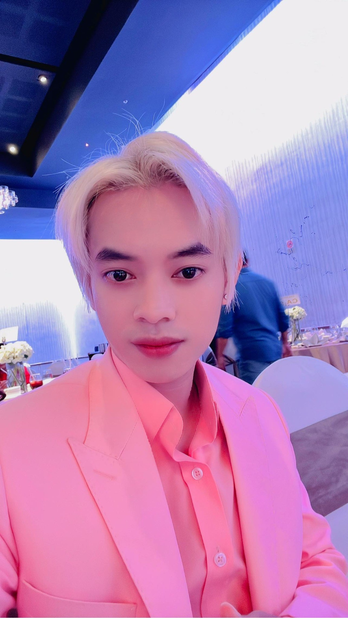 Hot boy kẹo kéo Bùi Vĩnh Phúc không còn đi hát dạo mà chuyển sang phát triển mảng Youtube. Ảnh internet