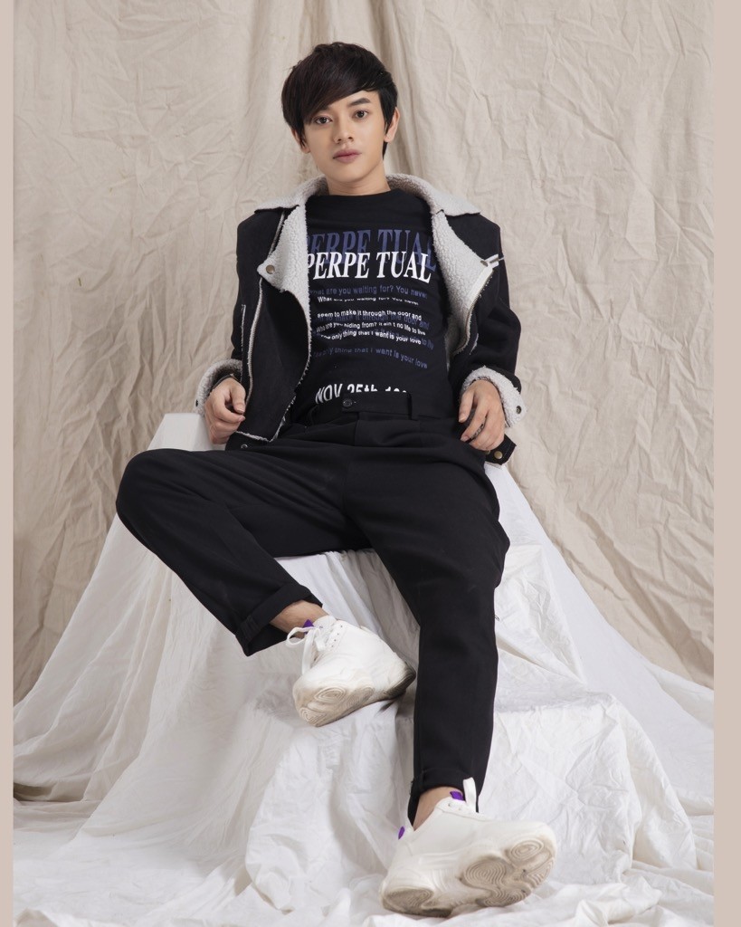 Hot boy kẹo kéo thay đổi diện mạo sau khi được nhiều người biết đến. Ảnh internet