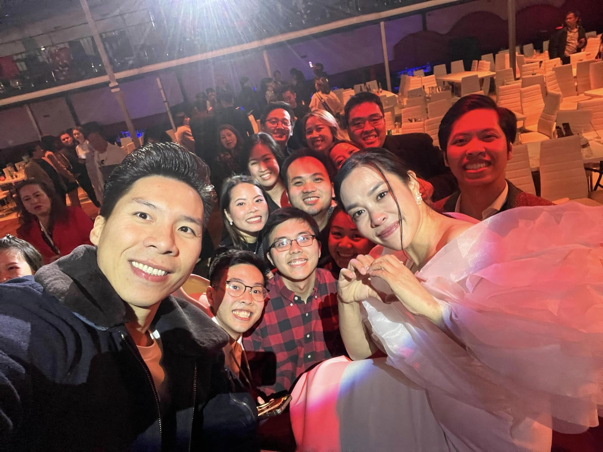 O Sen Ngọc Mai khóc sưng mắt trước tình cảm yêu thương của khán giả dành cho mình. Ảnh internet