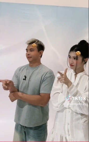 Phương Nhi và NTK Đỗ Long đáng yêu hết nấc trong đoạn clip. Ảnh internet