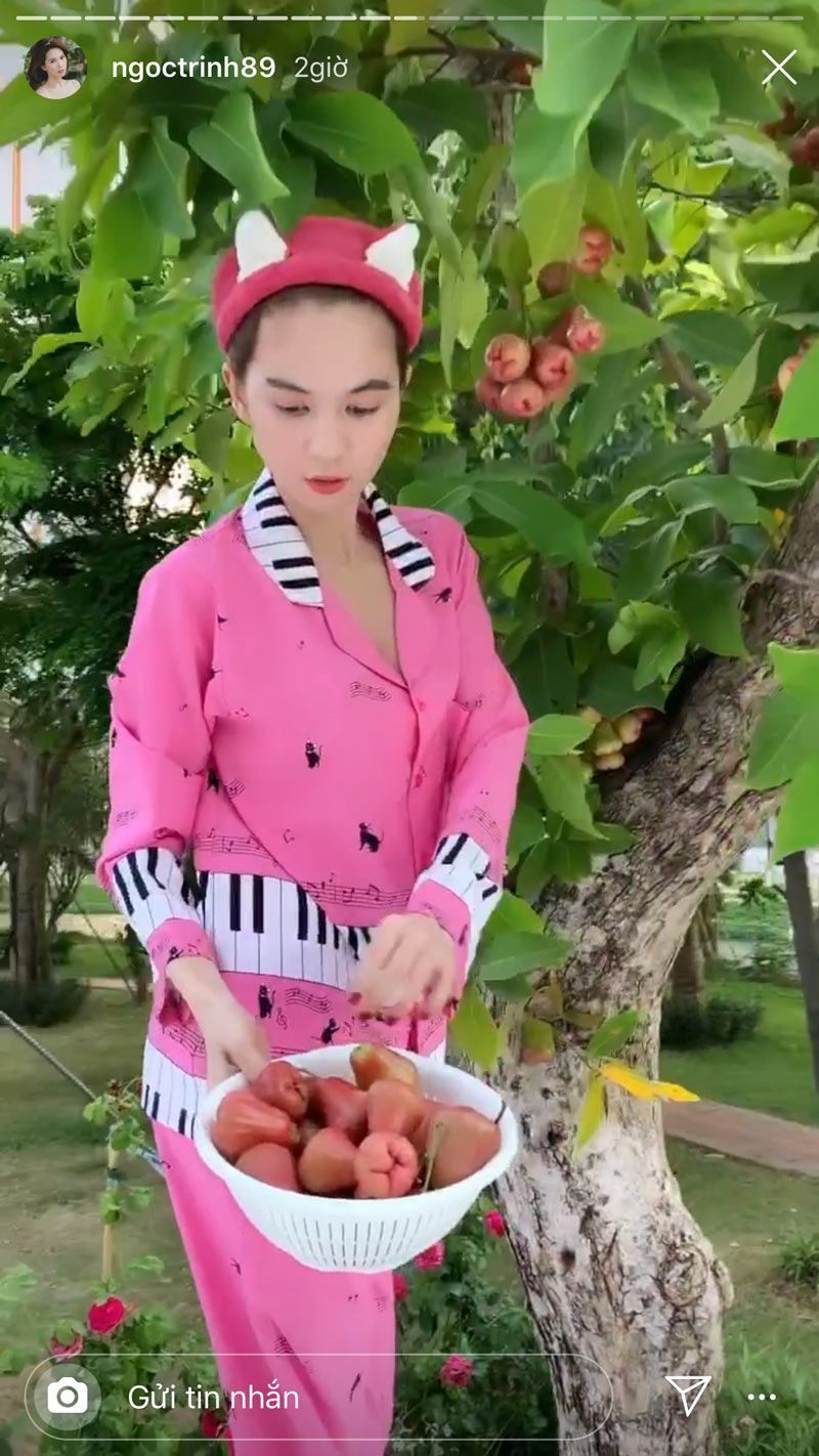 Ngọc Trinh ở nhà thường mặc khá đơn giản. Ảnh internet Ngọc Trinh ở nhà thường mặc khá đơn giản. Ảnh internet