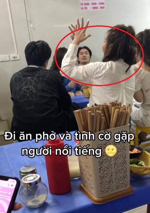 Cư dân mạng liên tục soi ánh mắt Đình Tú nhìn Huyền Lizzie say đắm. Ảnh internet Cư dân mạng liên tục soi ánh mắt Đình Tú nhìn Huyền Lizzie say đắm. Ảnh internet