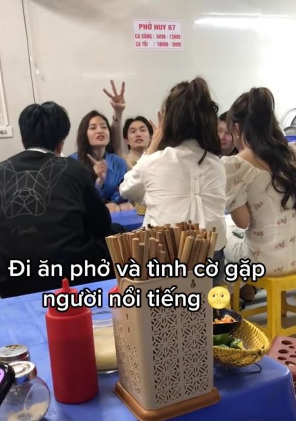 'Team qua đường' chụp lén Đình Tú, Huyền Lizzie cùng hội bạn thân, bắt quả tang chàng nhìn nàng say đắm - Ảnh 1 'Team qua đường' chụp lén Đình Tú, Huyền Lizzie cùng hội bạn thân, bắt quả tang chàng nhìn nàng say đắm - Ảnh 1