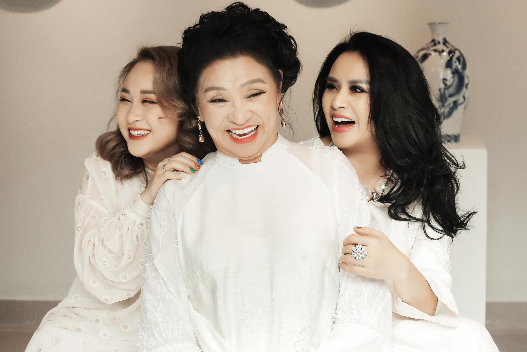 Nụ cười rạng rỡ của ba thế hệ nhà Thanh Lam. Ảnh FBNV