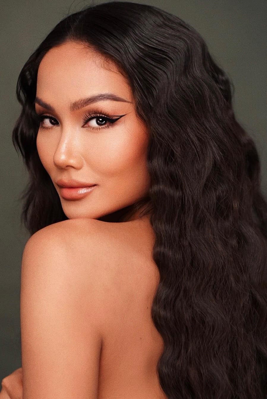 H'Hen Niê khoe lưng trần nuột nà. Ảnh FBNV