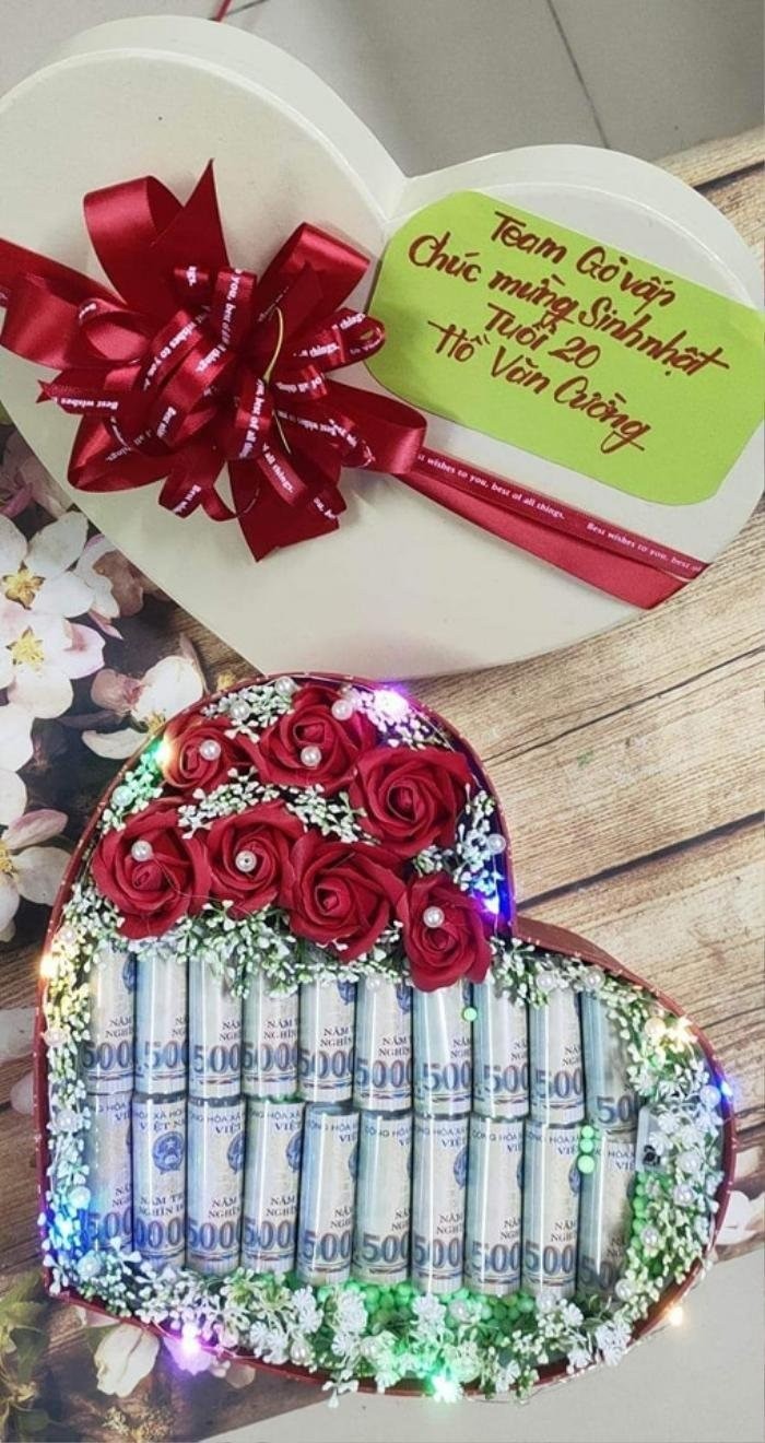 Hồ Văn Cường nhận quà sinh nhật toàn tiền 500k. Ảnh internet