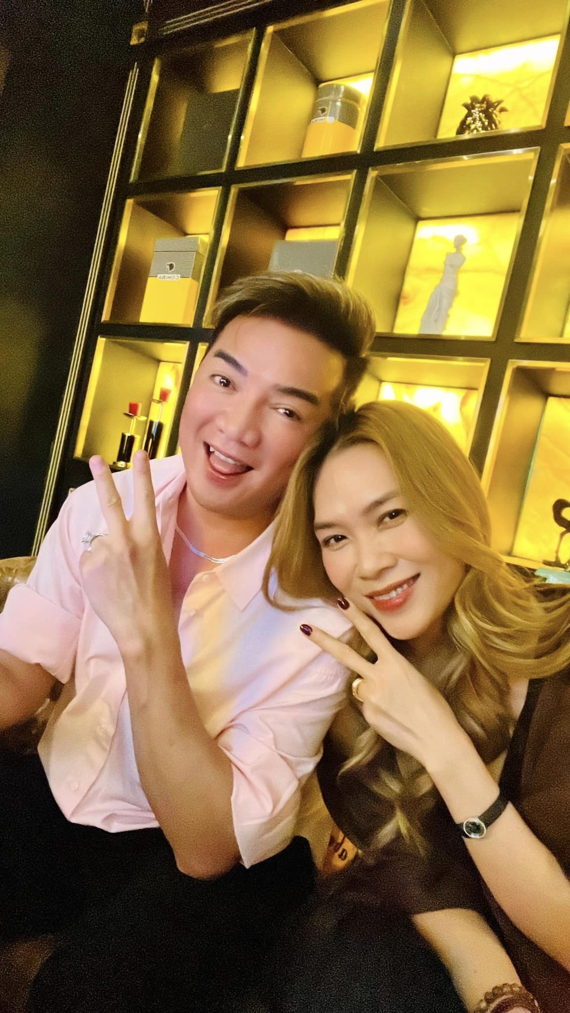 Mỹ Tâm tình cảm bên Đàm Vĩnh Hưng, cặp đôi đã gắn bó với nhau gần 2 thập kỷ. Ảnh FBNV