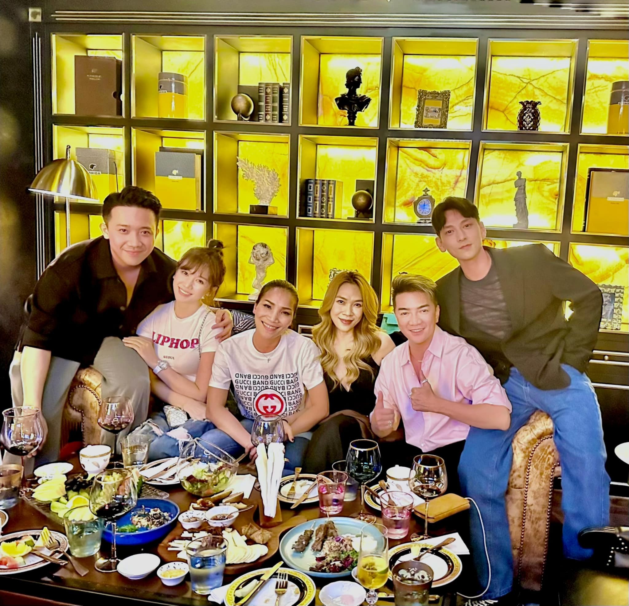 Đàm Vĩnh Hưng, Mỹ Tâm hội ngộ bên dàn sao đình đám. Ảnh FBNV