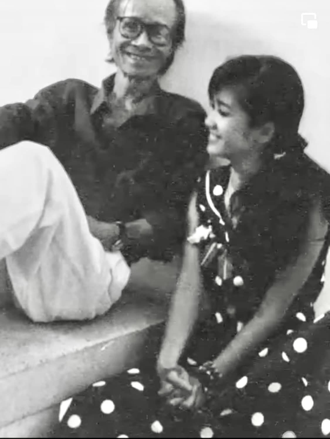 Diva Hồng Nhung hồi còn trẻ bên cố nhạc sĩ Trịnh Công Sơn. Ảnh FBNV
