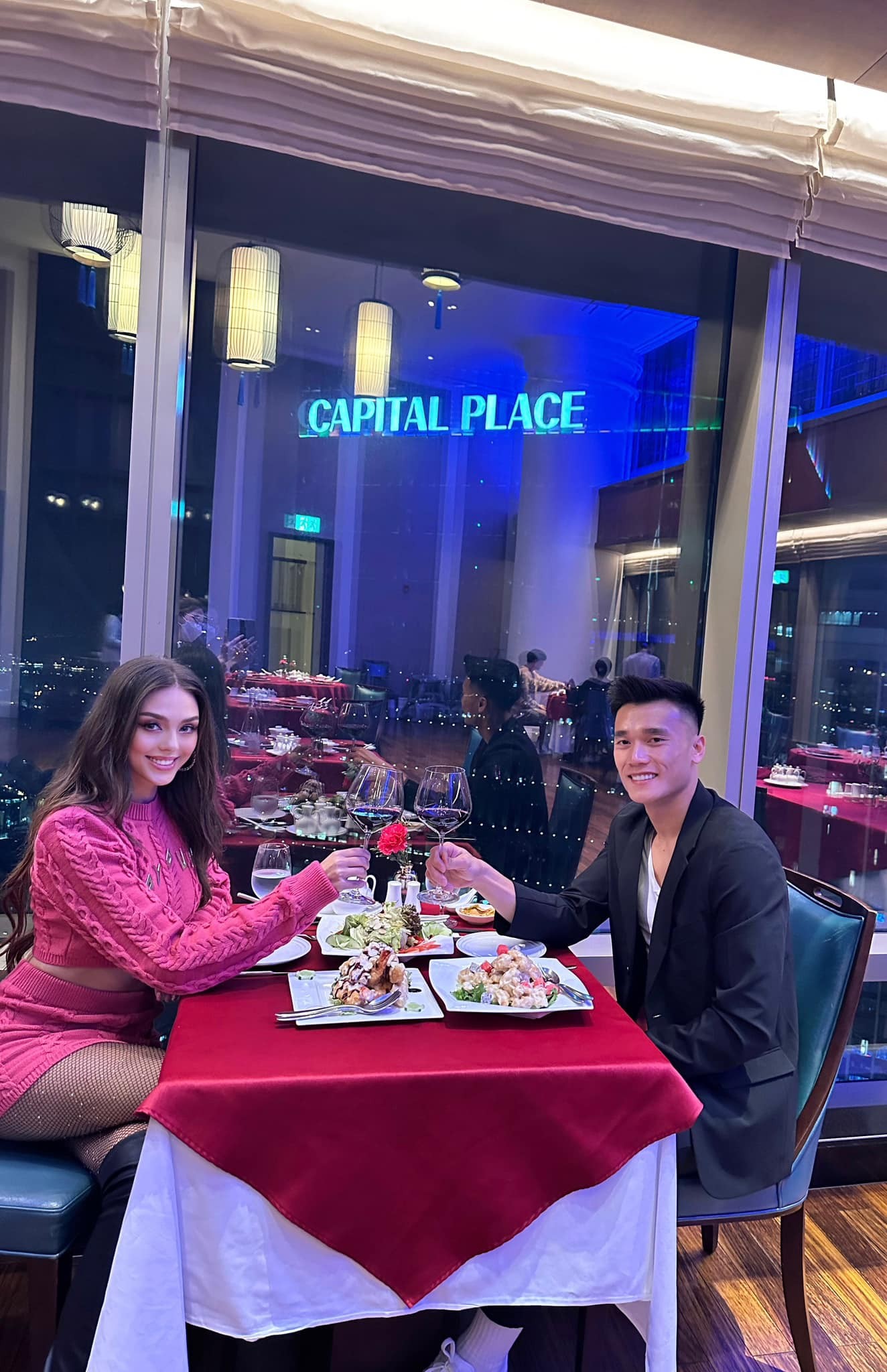 Bùi Tiến Dũng và vợ Tây 'trốn con' đi hâm nóng tình cảm tại một nhà hàng sang trọng. Ảnh FBNV