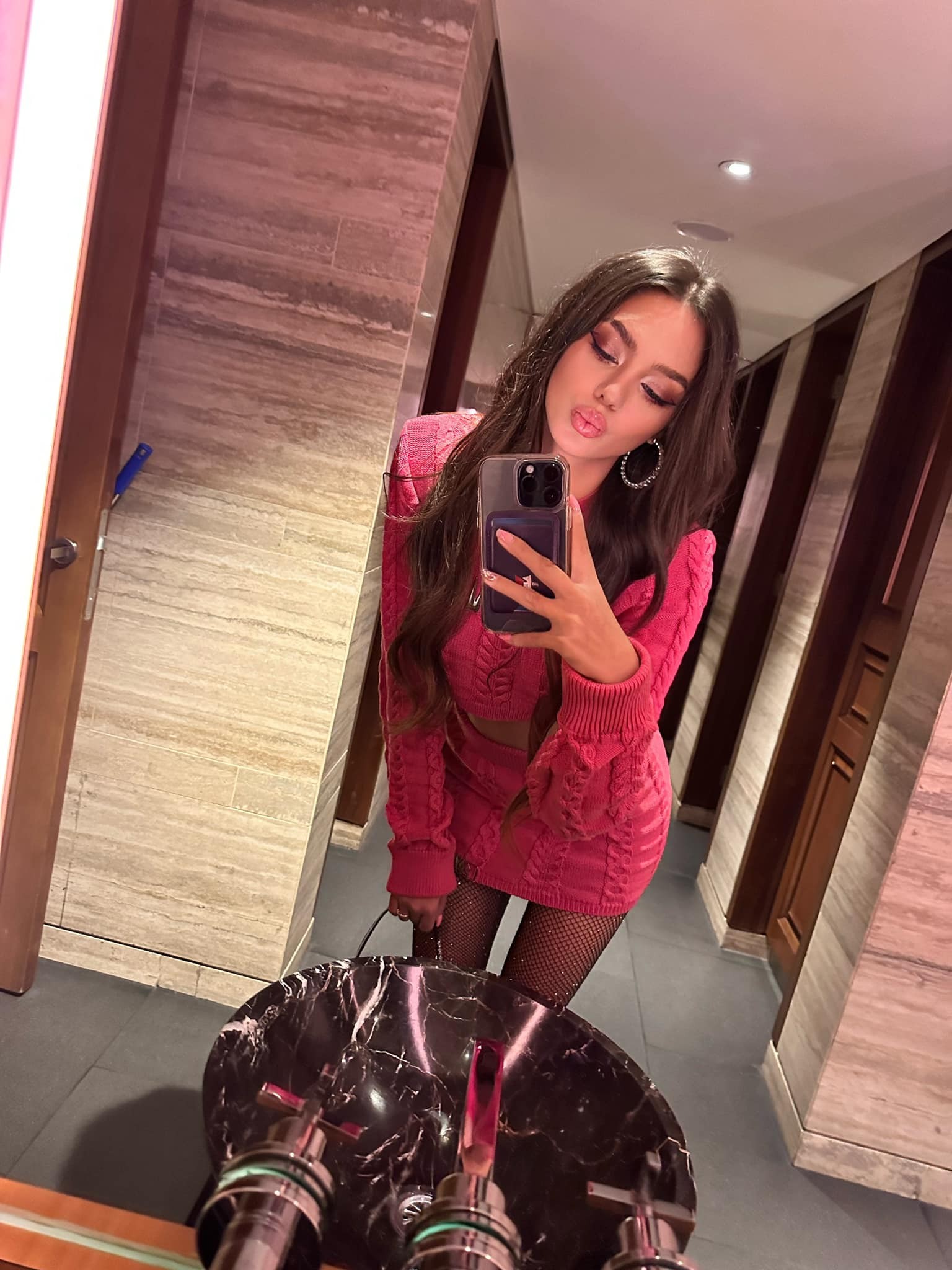 Vợ Tây Bùi Tiến Dũng hữu gương mặt sắc sảo với sống mũi cao, đôi mắt kiều diễm cùng thân hình cân đối, nóng bỏng. Ảnh FBNV