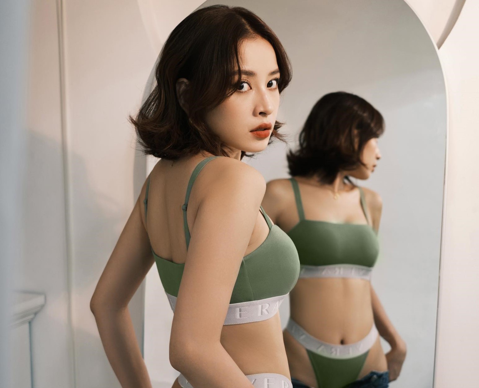 Chi Pu không ngại khoe nội y với màn cởi đồ gây tranh cãi. Ảnh FBNV Chi Pu không ngại khoe nội y với màn cởi đồ gây tranh cãi. Ảnh FBNV