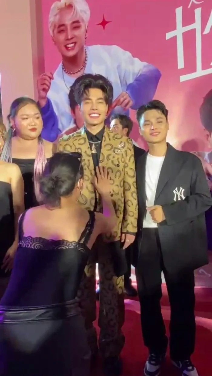 Lê Dương Bảo Lâm gặp sự cố trang phục trong buổi họp báo. Ảnh internet