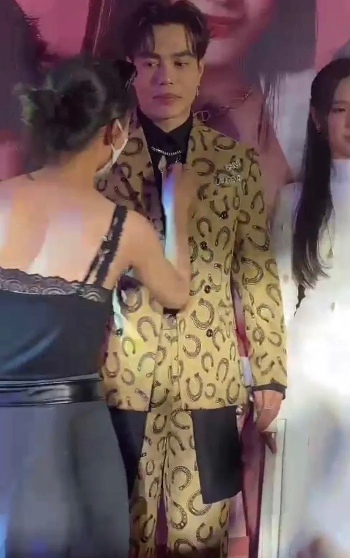 Ánh mắt cầu cứu liên tục được Lê Dương Bảo Lâm phát tín hiệu. Ảnh internet