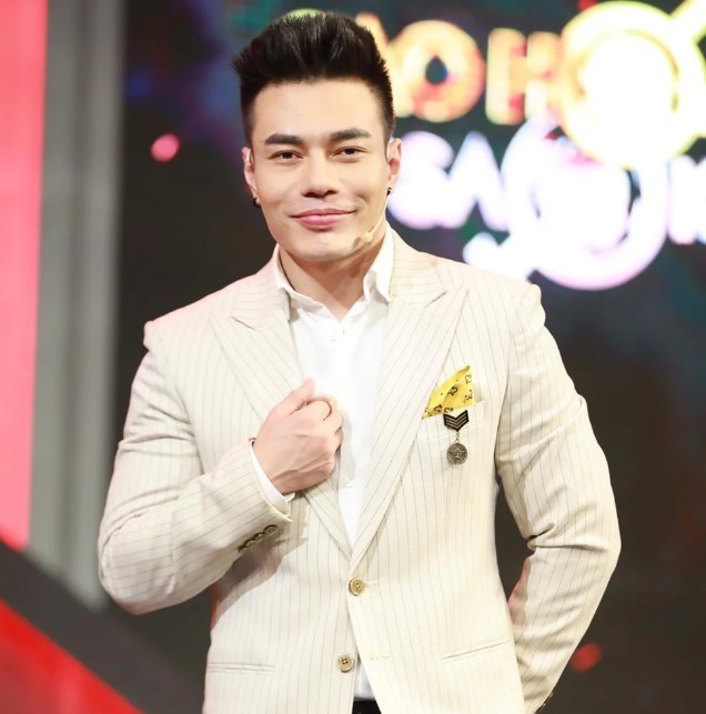 Lê Dương Bảo Lâm liên tục 'cầu cứu' stylist khi gặp sự cố trang phục trên thảm đỏ - Ảnh 1