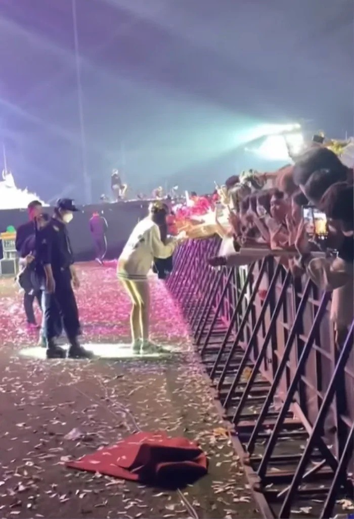 Thùy Tiên cúi đầu bắt tay khán giả tỏ lòng biết ơn. Ảnh cắt từ clip