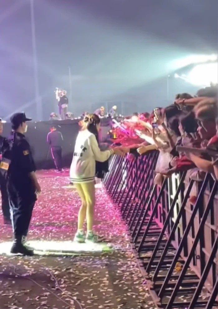 Hoa hậu Thùy Tiên thân thiện với khán giả. Ảnh cắt từ clip