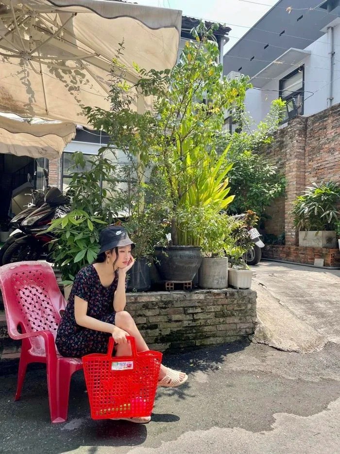 Á hậu Phương Nhi vẫn xinh đẹp dù mặc đồ bộ, đi dép tỏ ong. Ảnh FBNV