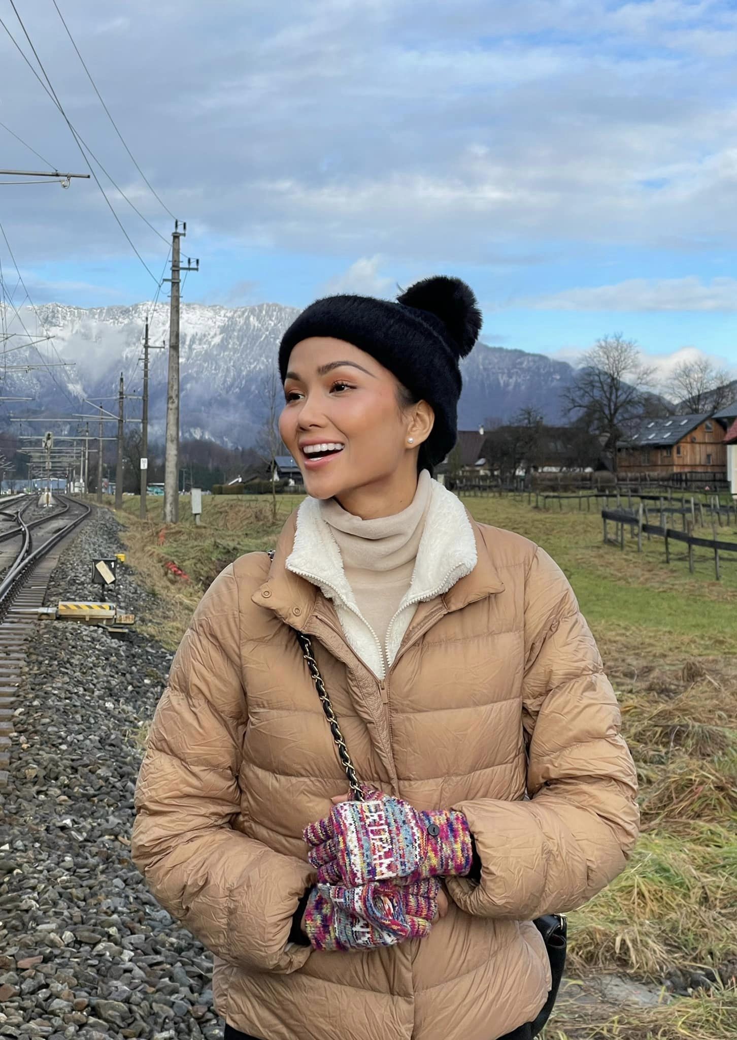 Đăng status bất ổn rồi vội sửa, H'Hen Niê vướng nghi vấn chia tay bạn trai nhiếp ảnh - Ảnh 2