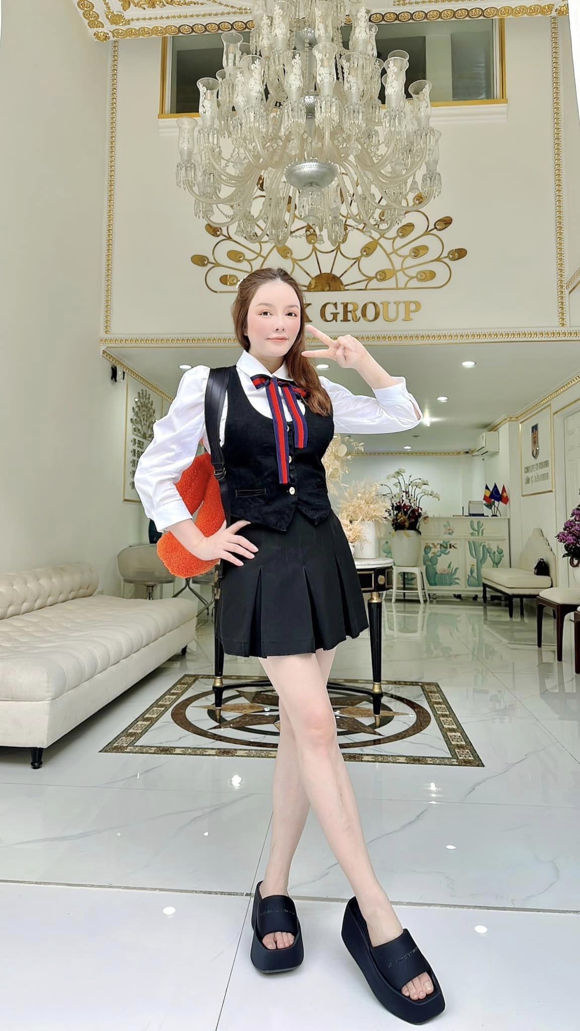 Lý Nhã Kỳ như nữ sinh trẻ trung, hack tuổi cực khéo. Ảnh FBNV