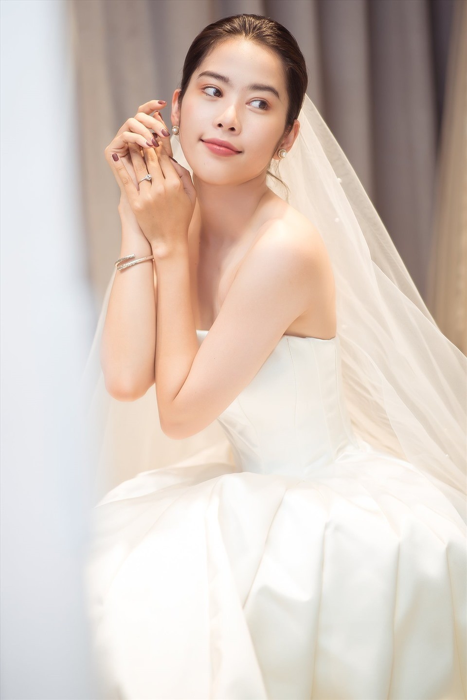 Đứng chung sân khấu với Khổng Tú Quỳnh, Nam Em gây tranh cãi vì hành động bị cho là 'thất lễ' - Ảnh 1