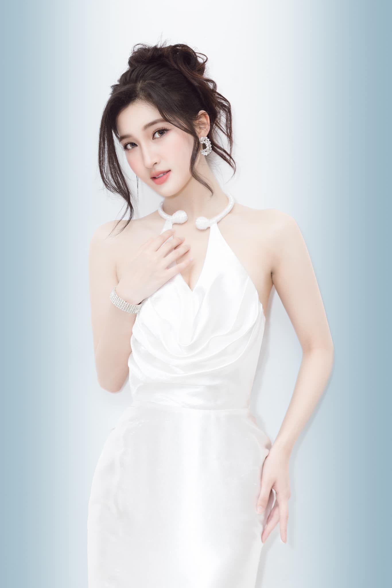 Á hậu Phương Nhi đang trở thành cái tên nổi đình nổi đám của làng giải trí Việt. Ảnh FBNV