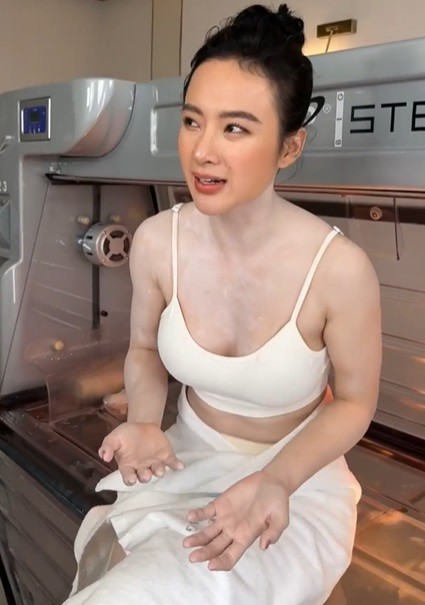 Làn da trắng bật tông của Angela Phương Trinh. Ảnh cắt từ clip Làn da trắng bật tông của Angela Phương Trinh. Ảnh cắt từ clip