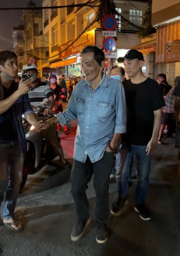 Nghệ sĩ Thương Tín xuất hiện phong độ và được youtuber săn đón như minh tinh. Ảnh internet Nghệ sĩ Thương Tín xuất hiện phong độ và được youtuber săn đón như minh tinh. Ảnh internet