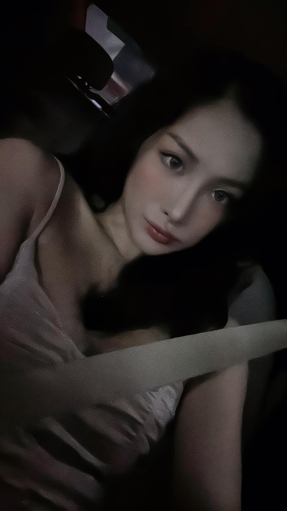 Tình cũ Lương Bằng Quang tự tin diện áo cắt xẻ đúng vị trí tế nhị khiến CDM khó rời mắt - Ảnh 1