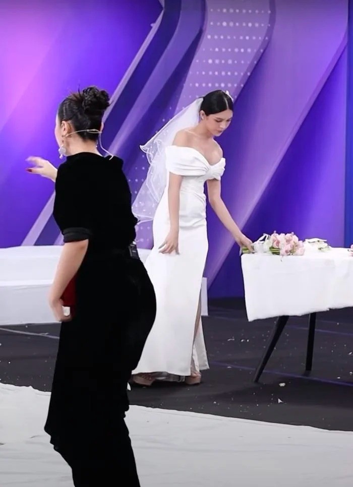 Trong khi đó, Huỳnh My lại khá tinh tế khi nhặt hoa để nhẹ nhàng lên bàn. Ảnh internet