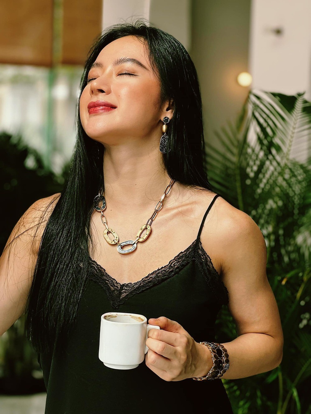 Nhờ chăm chỉ tập luyện, Angela Phương Trinh mới có cơ bắp săn chắc. Ảnh internet