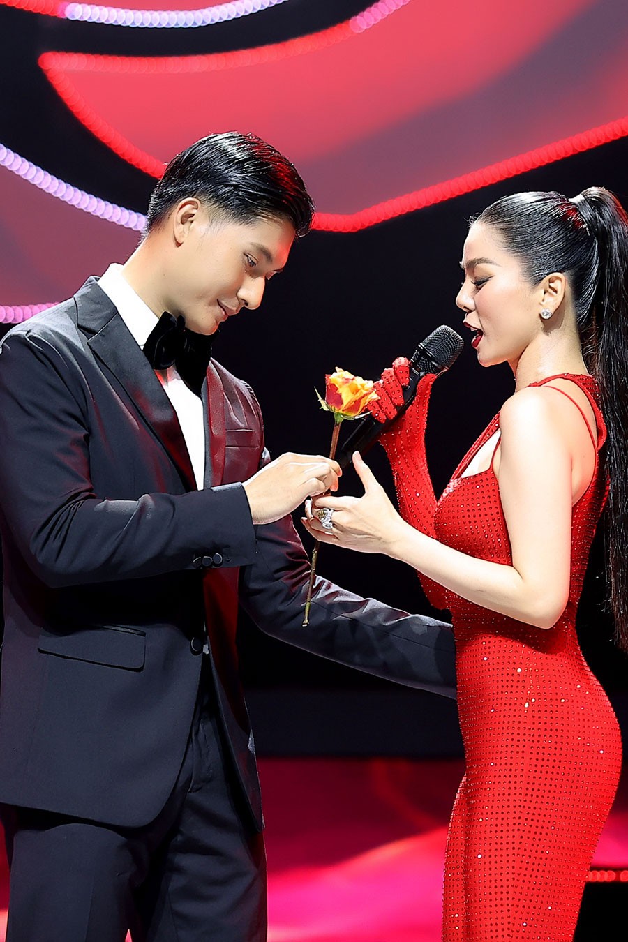 Lần đầu tiên, Lâm Bảo Châu bước lên sân khấu của Lệ Quyên để thể hiện tình cảm. Ảnh internet