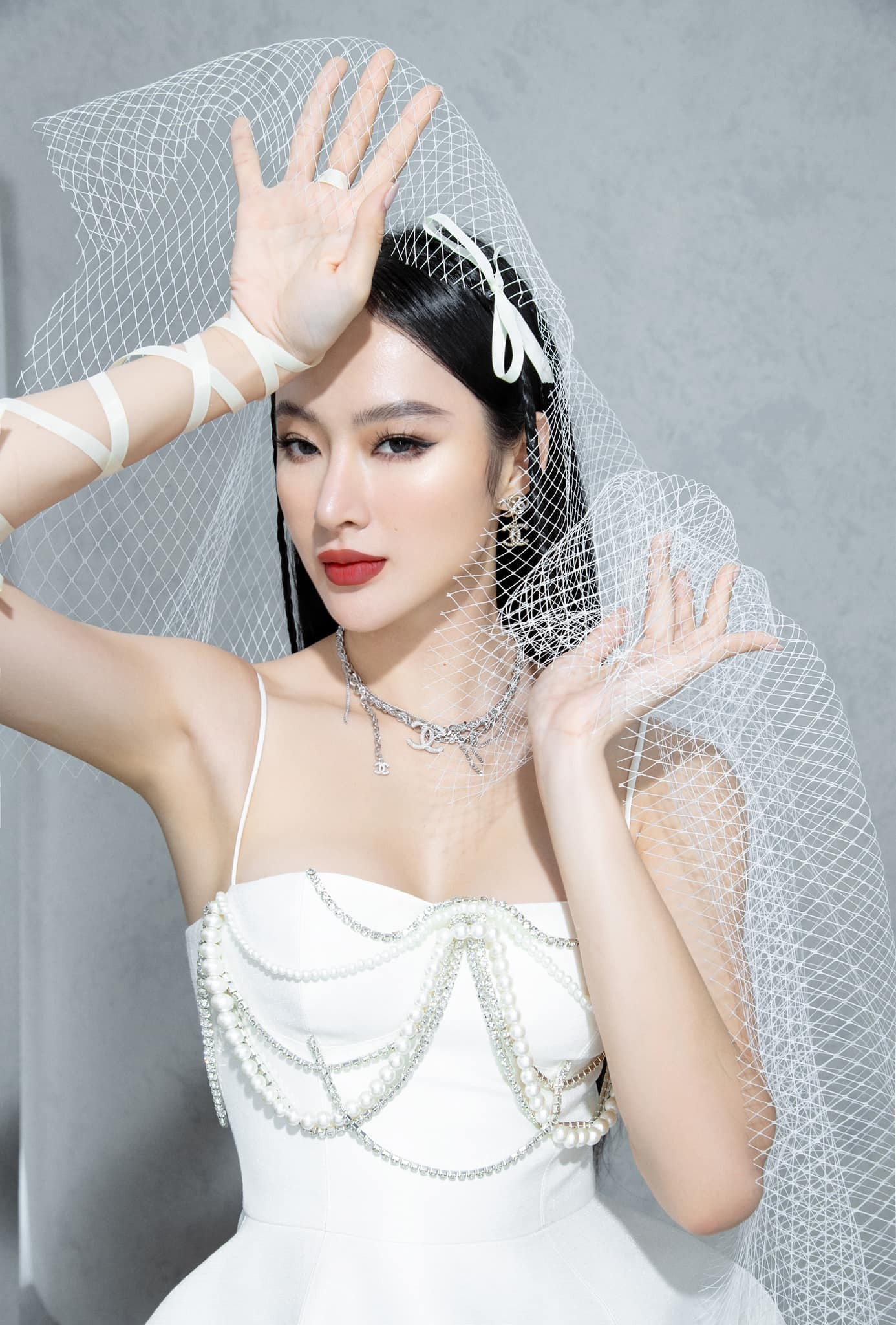 Angela Phương Trinh thả dáng dưới nước, body đẹp từng centimet khiến CDM khó rời mắt - Ảnh 1