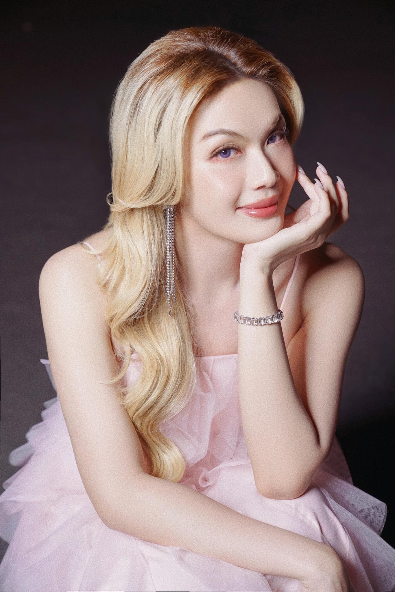 Luna Đào ngày càng nữ tính và chăm chỉ làm điệu cho bản thân. Ảnh FBNV