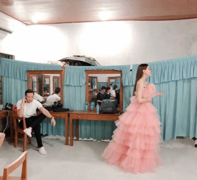Kim Lý chỉ tập trung nói chuyện điện thoại khi Hà Hồ say sưa luyện thanh. Ảnh cắt từ clip Kim Lý chỉ tập trung nói chuyện điện thoại khi Hà Hồ say sưa luyện thanh. Ảnh cắt từ clip